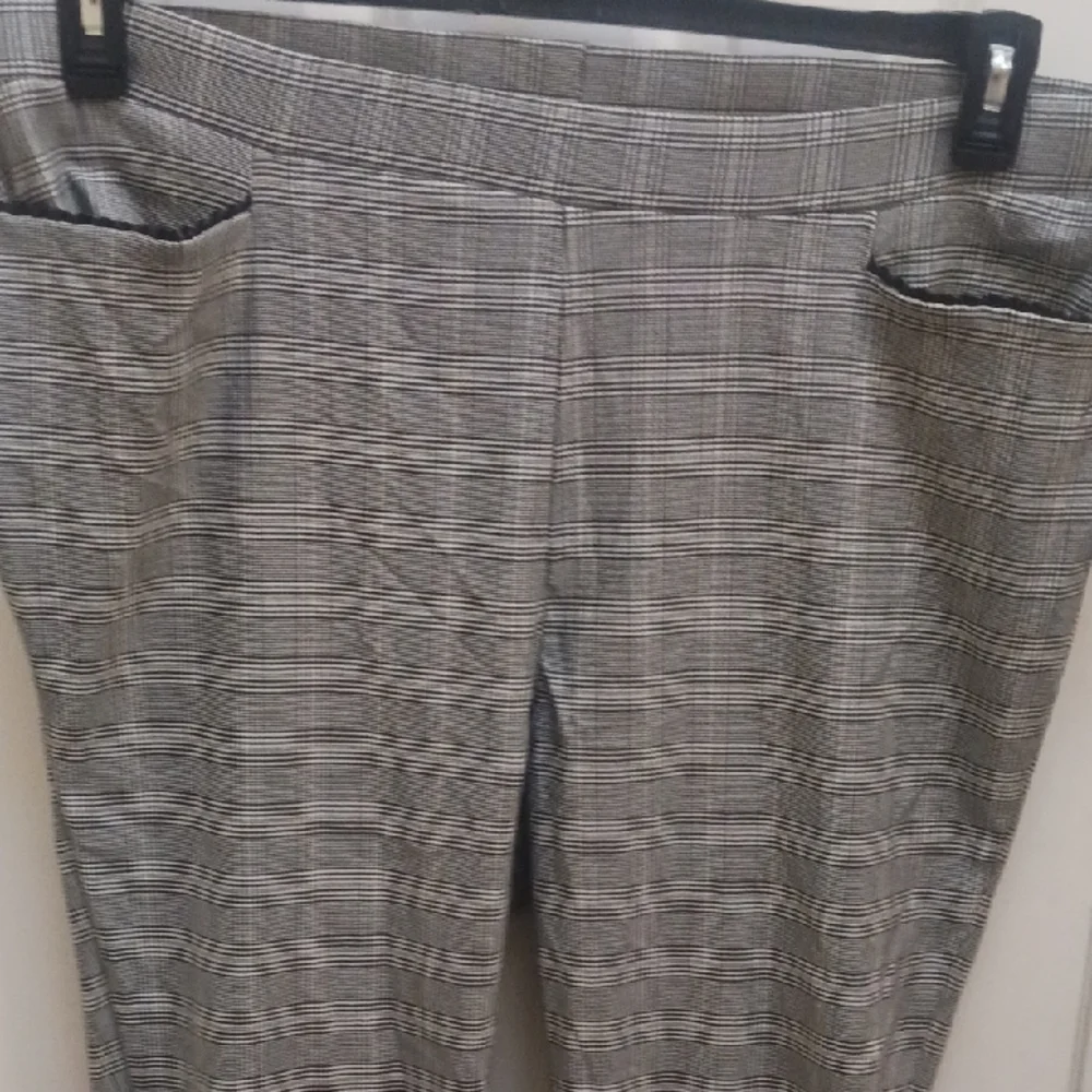 Elegant Women's Gray Plaid Cropped Pants NWT - Picture 3 of 8